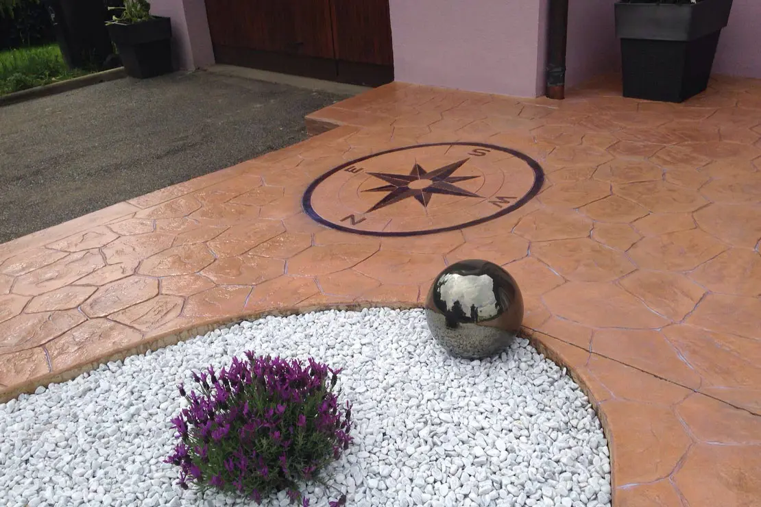 Compás en hormigón impreso en el pavimento de una casa Compás en hormigón impreso en el pavimento de una casa
